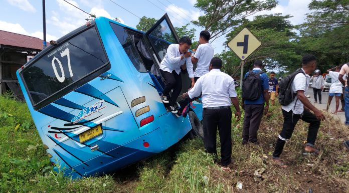 Menyalip Mobil Penumpang, Mobil Dinas Perindagkop Bintuni Tabrak Bus AMB