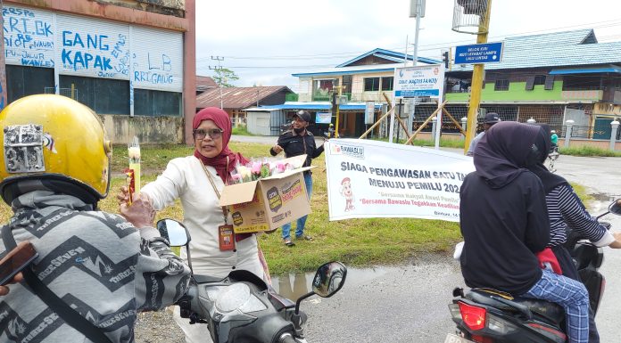 Berbagi Bunga dan Cokelat, Cara Asyik Bawaslu Bintuni Ajak Masyarakat Awasi Pemilu