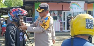 Operasi Keselamatan Mansinam, Kapolres Bintuni Bagikan 100 Helm ke Pengendara Motor