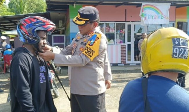 Operasi Keselamatan Mansinam, Kapolres Bintuni Bagikan 100 Helm ke Pengendara Motor