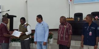 Serahkan DPA 2023, Pesan Bupati Bintuni: Pimpinan OPD Jangan Kerja Sendiri