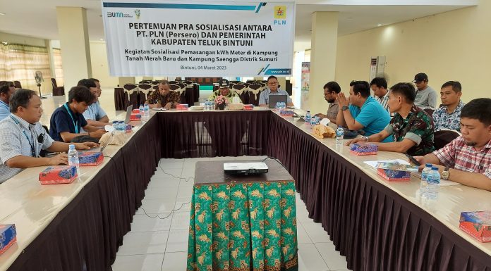 345 Pelanggan PLN di Kampung Tanah Merah dan Saengga Bintuni Wajib Bayar Tagihan Listrik