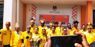 Pendaftaran Bacaleg Golkar Diantar Ribuan Pendukung, Teriakan ‘Anisto Bupati’ Menggema di KPUD Teluk Bintuni