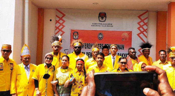 Pendaftaran Bacaleg Golkar Diantar Ribuan Pendukung, Teriakan ‘Anisto Bupati’ Menggema di KPUD Teluk Bintuni