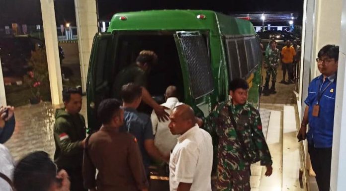 AA dan FL, Dua Tersangka Dugaan Korupsi Mobil Angdes Dishub Bintuni Akhirnya Ditahan