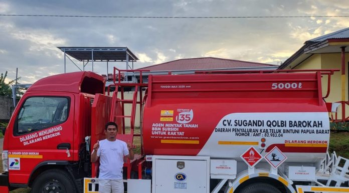 Rayakan Ulang Tahun Bintuni, Sugandi Turunkan Harga Minyak Tanah Menjadi 5.500/Liter