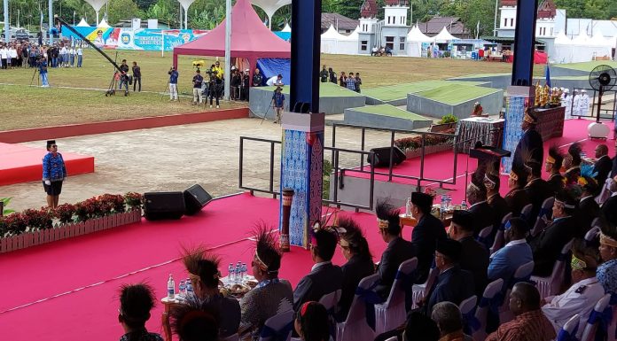 Hosana E.R Fymbay, Srikandi Tujuh Suku Tampil Sebagai Komandan Upacara Hari Jadi ke-20 Teluk Bintuni