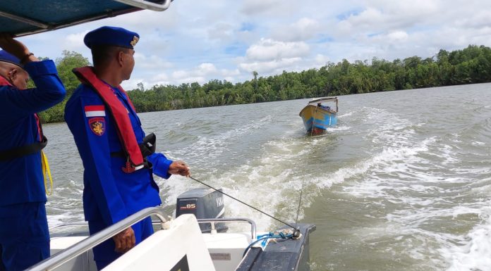Rela Keluarkan Uang Pribadi, Satpolairud Polres Teluk Bintuni Menjadi Solusi Masyarakat di Perairan