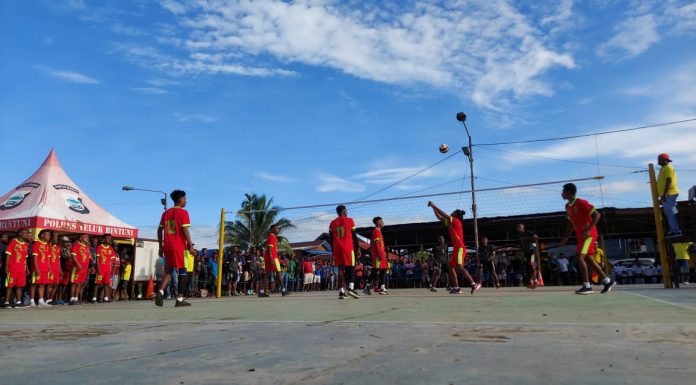 Jadi Laga Pembuka Turnamen Voli Kapolres Cup II, Putra Tofoi Imbangi Permainan Putra Aroba