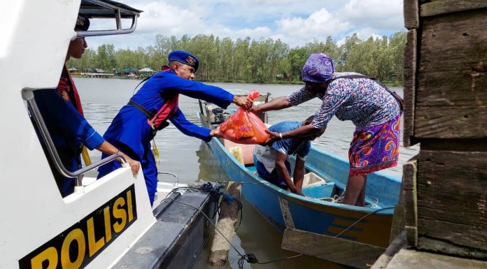 Foto “Polisi Airud Sahabat Nelayan” Karya Wartawan Jurnal Papua Juara Lomba Fotografi HUT 77 Bhayangkara