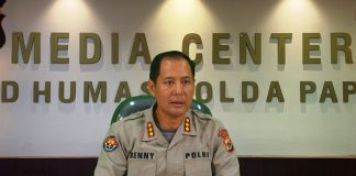 Polri Carter Pesawat untuk Distribusikan Bansos di Wilayah Terdampak Bencana Puncak Papua