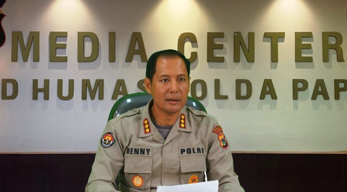 Polri Carter Pesawat untuk Distribusikan Bansos di Wilayah Terdampak Bencana Puncak Papua