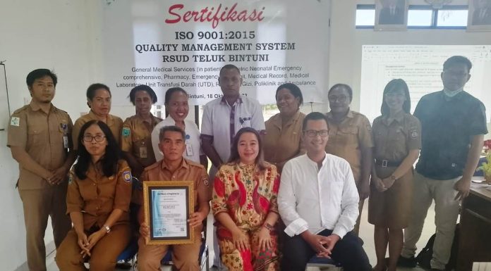 Terakreditasi Tingkat Paripurna, RSUD Teluk Bintuni Terima Sertifikat Berstandar Internasional