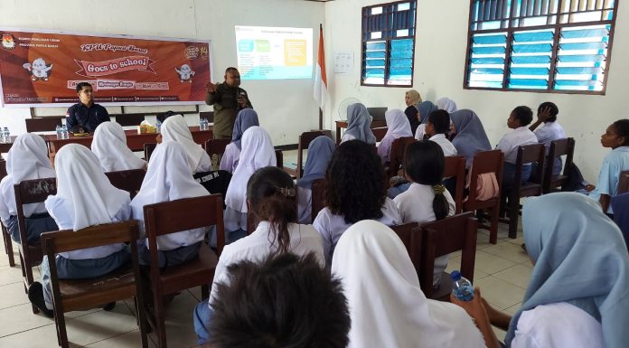 Tingkatkan Partisipasi Pemilih Pemula, KPU Sosialisasikan Pemilu 2024 ke Siswa SMA di Teluk Bintuni