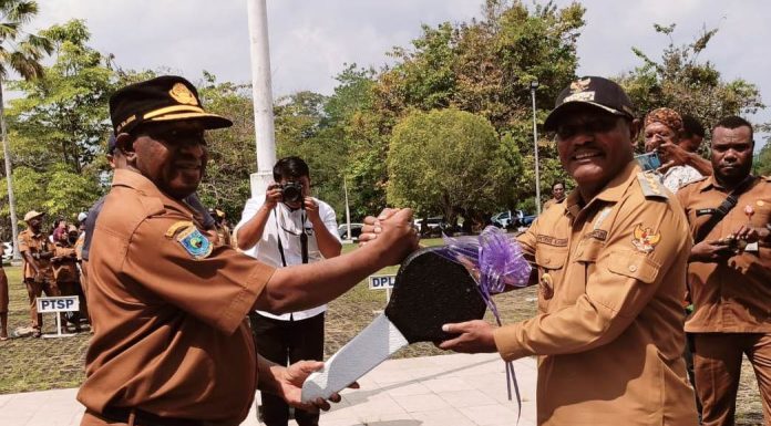 3 Tahun Lebih Jabat Plt Sekda Teluk Bintuni, Frans Awak Terima Mobil Fortuner