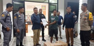 KPU Teluk Bintuni Terima 570 Botol Tinta Pemilu, Kotak Suara dan Bilik Menyusul