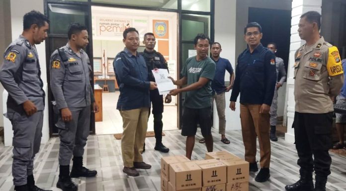 KPU Teluk Bintuni Terima 570 Botol Tinta Pemilu, Kotak Suara dan Bilik Menyusul