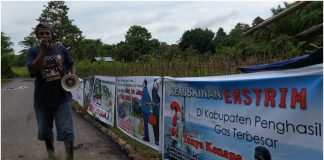 Presiden Jokowi Resmikan Tangguh LNG, Warga Bintuni Gelar Aksi Demo Tunggal di Kebun