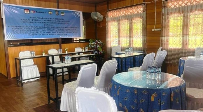 Perjanjian Hibah Rp 80,2 Miliar Dana Pilkada Teluk Bintuni Ditandatangani di Oransbari