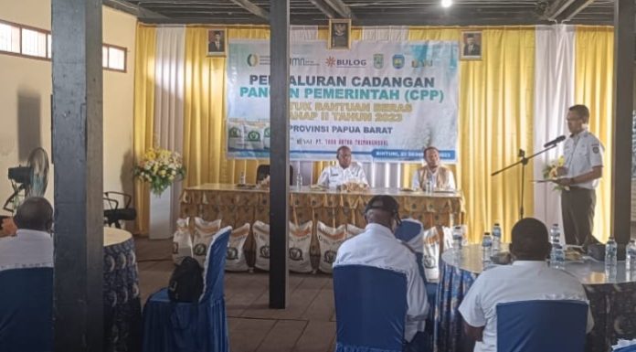Menjelang Natal, Dinas Ketahanan Pangan Teluk Bintuni Bagikan 127,9 Ton Beras