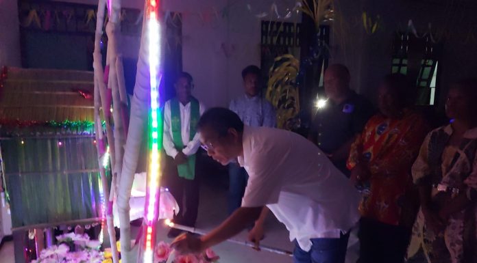 Alfons Manibui Didaulat Nyalakan Lilin Rangkaian Malam Terakhir Natal di GKI Elim Yomakan Rumberpon