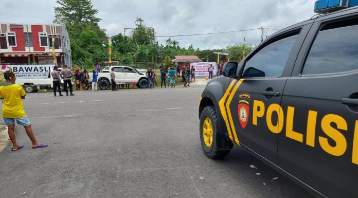 Massa Partai Nasdem Bintuni Tuntut Rekomendasi Bawaslu untuk Distrik Weriagar