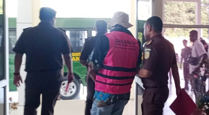 Jadi Tersangka Dugaan Korupsi, Oknum Polisi Mantan Ajudan Bupati Bintuni Ditahan Jaksa