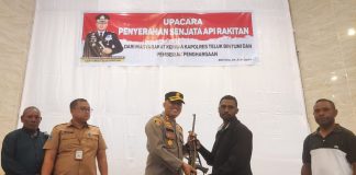 Dua Warga Bintuni Serahkan Senjata Api Ilegal, Kapolres Jamin Keamanan dan Keselamatan