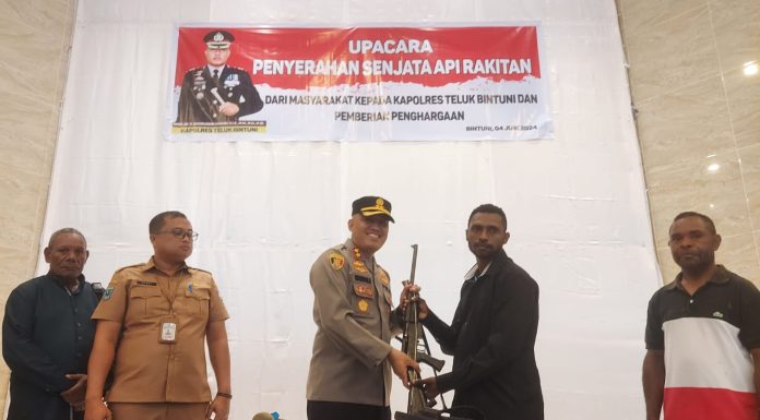 Dua Warga Bintuni Serahkan Senjata Api Ilegal, Kapolres Jamin Keamanan dan Keselamatan