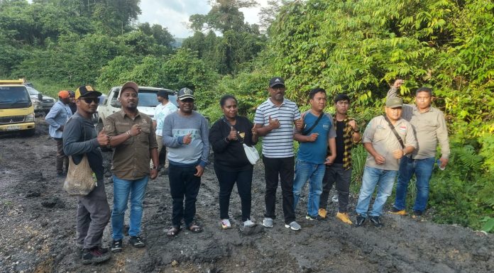Merespons Keluhan Jalan Rusak di Pegunungan, Tim Gabungan Dinas PUPR Teluk Bintuni Tinjau Lapangan