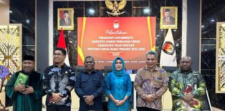 Plt Ketua KPU RI Lantik Hasna Samal, Formasi Komisioner KPU Teluk Bintuni Kembali Lengkap