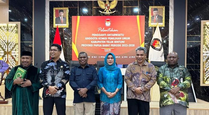 Plt Ketua KPU RI Lantik Hasna Samal, Formasi Komisioner KPU Teluk Bintuni Kembali Lengkap