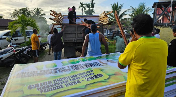 Sosialisasikan Pasangan Anisto-Joko Lingara, Relawan YO JOIN Pasang 150 Baliho di Bintuni