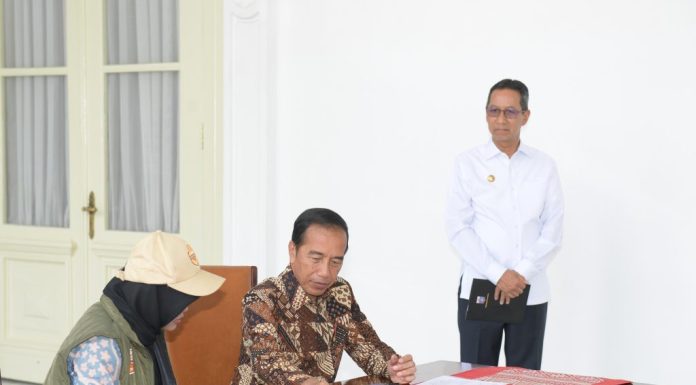 Presiden Jokowi Ikuti Proses Coklit Pemilih Pilkada Serentak 2024 di Istana Merdeka
