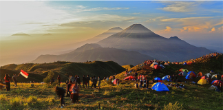 Puncak Gunung Gede Pangrango Membeku di Musim Panas