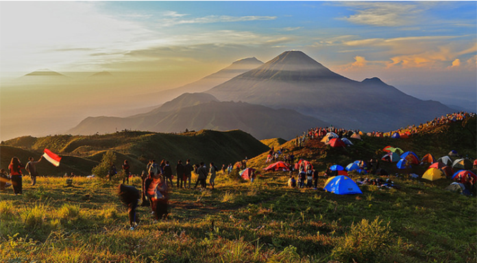 Puncak Gunung Gede Pangrango Membeku di Musim Panas