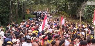 Lautan Manusia Jemput Kedatangan Paslon YO JOIN; Kepala Sudah di Kampung Lama, Ekor Masih di POM SP5