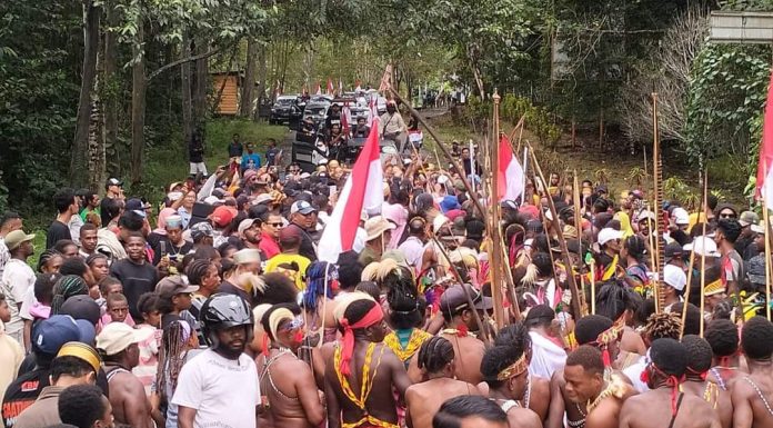Lautan Manusia Jemput Kedatangan Paslon YO JOIN; Kepala Sudah di Kampung Lama, Ekor Masih di POM SP5
