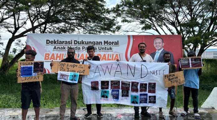 Tolak Rezim Dinasti Jokowi, Koalisi Masyarakat Sipil dan AJI Jayapura Gelar Aksi Bisu di Sorong