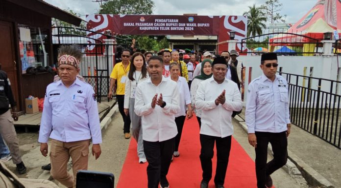Mendaftar ke KPUD Teluk Bintuni, Anisto Diantar Mamanya, 11 Partai Pengusung dan Ribuan Pendukung