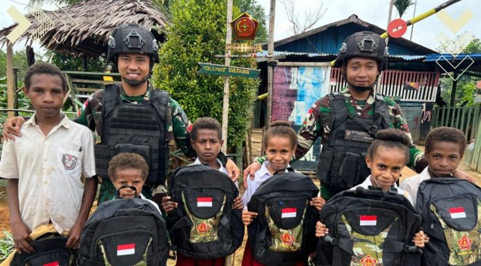 Satgas Pamtas Ajak Anak Perbatasan Papua Selatan Cintai NKRI dengan Bantuan Tas Sekolah