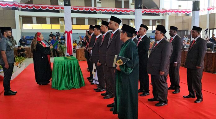 Jabatan 20 Anggota DPRD Teluk Bintuni Periode 2019-2024 Berakhir, 24 Anggota Dewan Periode 2024-2029 Dilantik