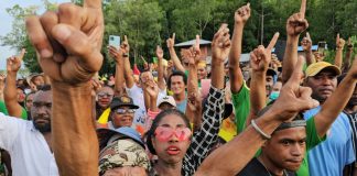 Tak Terbendung, Lautan Manusia Jemput Paslon YOJOIN di Babo