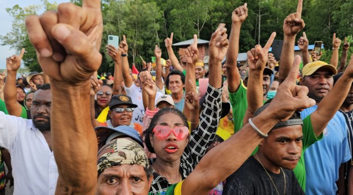 Tak Terbendung, Lautan Manusia Jemput Paslon YOJOIN di Babo