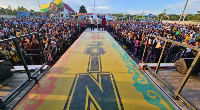 Sempat Diguyur Hujan Deras, Puluhan Ribu Pendukung YOJOIN Banjiri Kampanye Akbar di Alun-alun