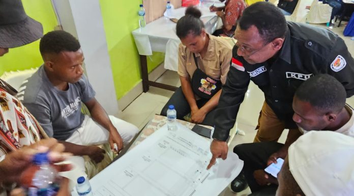 KPPS Pilkada Bintuni Berlatih Pungut Hitung Suara dan Penggunaan SIREKAP Mobile