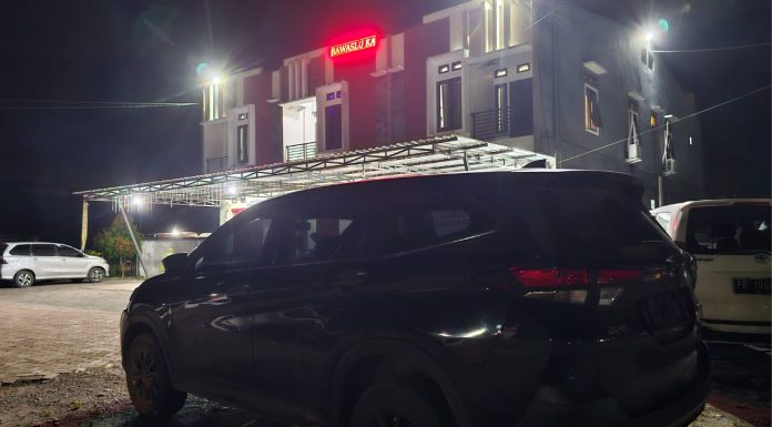 Melarikan Diri dan Tabrak Pagar Masjid, Mobil Berisi Rompi DAMAI Diamankan Bawaslu