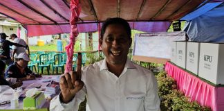 Datang Lebih Awal, Yohanis Manibuy Gunakan Hak Pilihnya di TPS 21 Kampung Lama