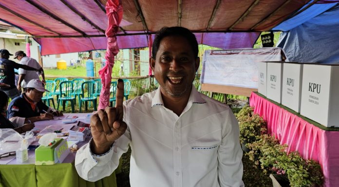 Datang Lebih Awal, Yohanis Manibuy Gunakan Hak Pilihnya di TPS 21 Kampung Lama