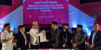 Sah! Yohanis Manibuy – Joko Lingara Resmi Ditetapkan Sebagai Bupati – Wakil Bupati Teluk Bintuni 2025-2030